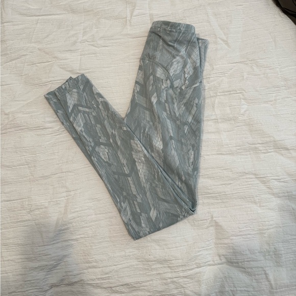 Lululemon reverberate chevron legging size 6 - Picture 5 of 5
